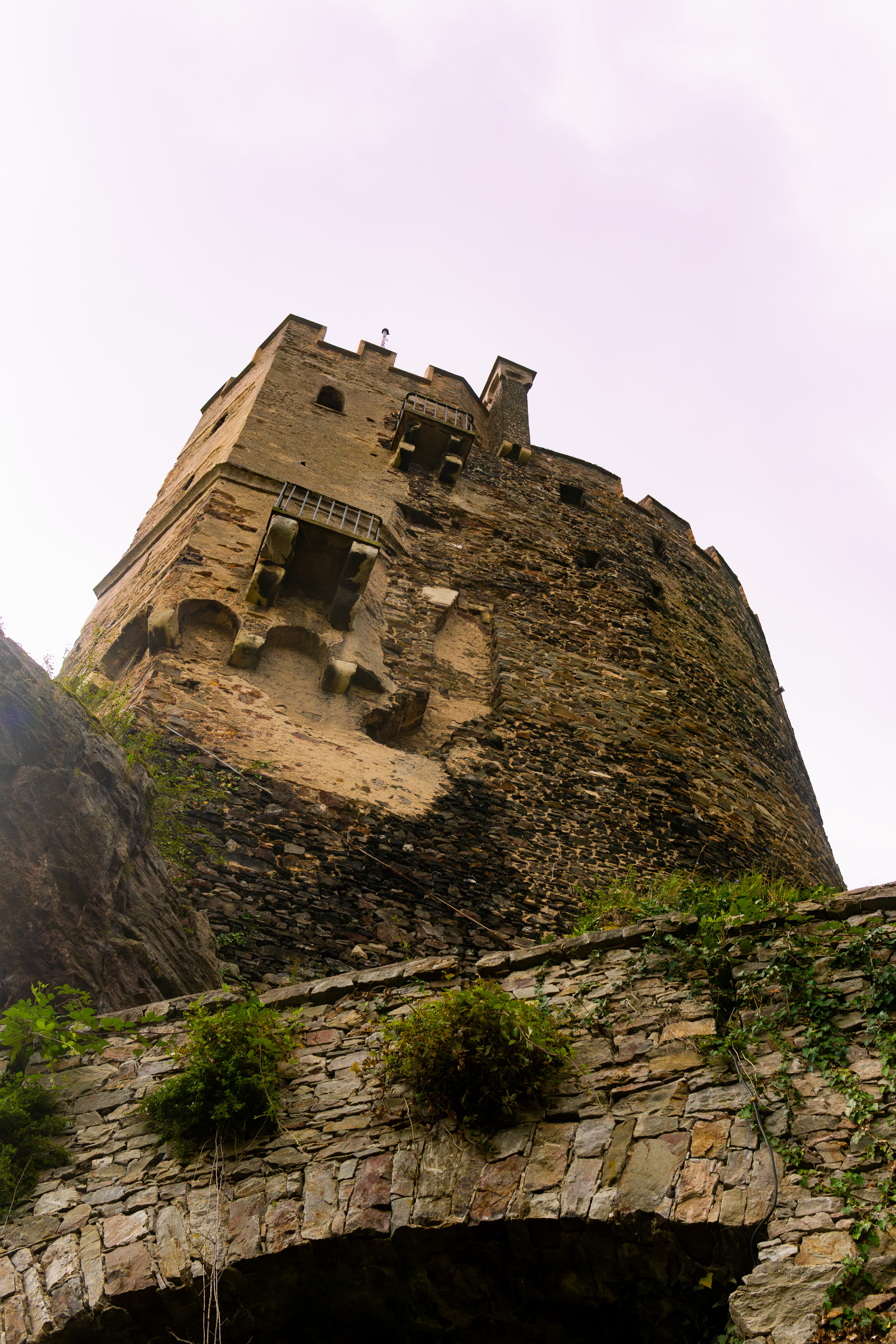 Schlossfassade Burg Rheinstein – still, majestätisch, ohne Bewegung
