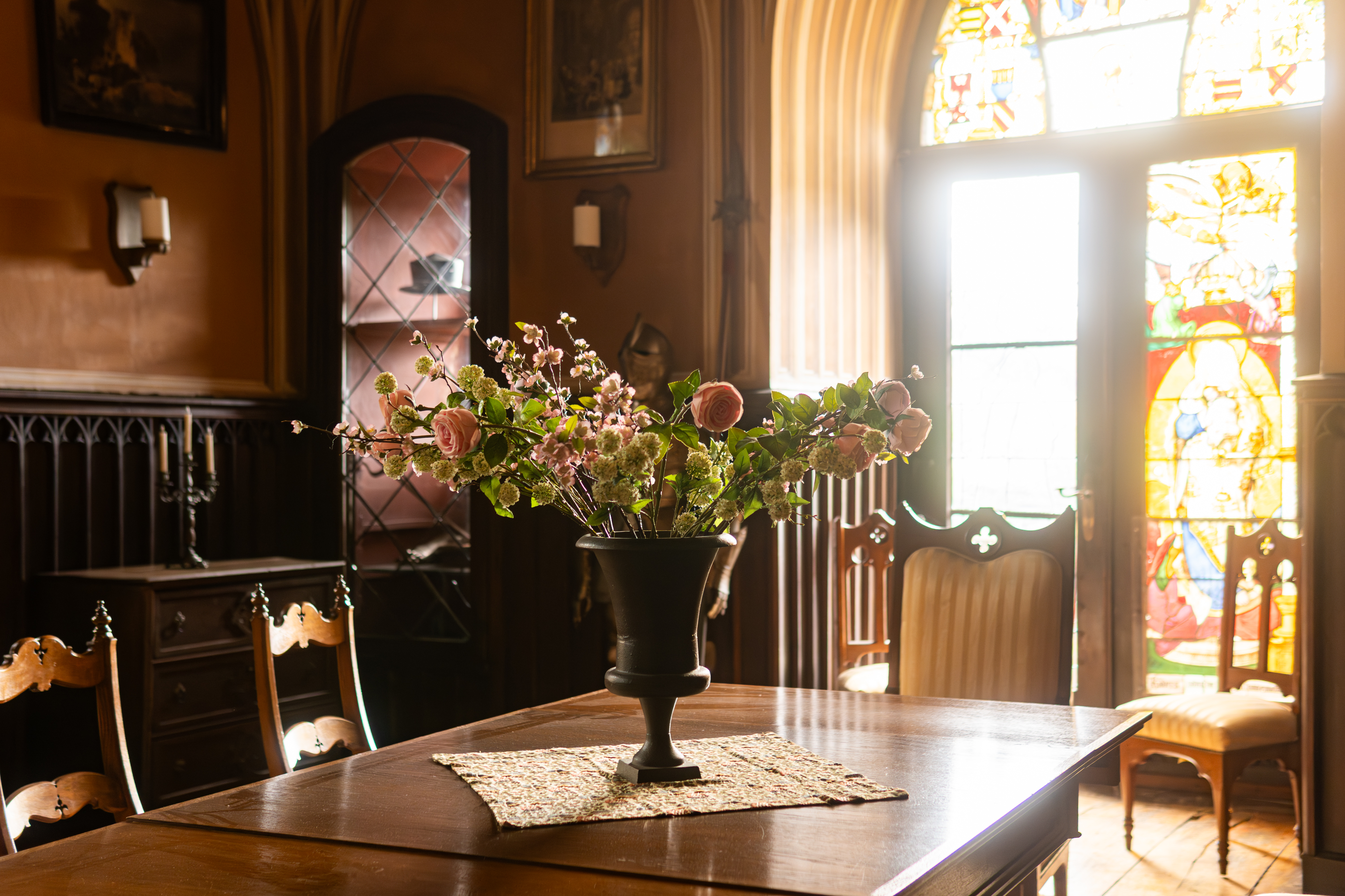 Esstisch mit leeren Stühlen in hell erleuchtetem Raum