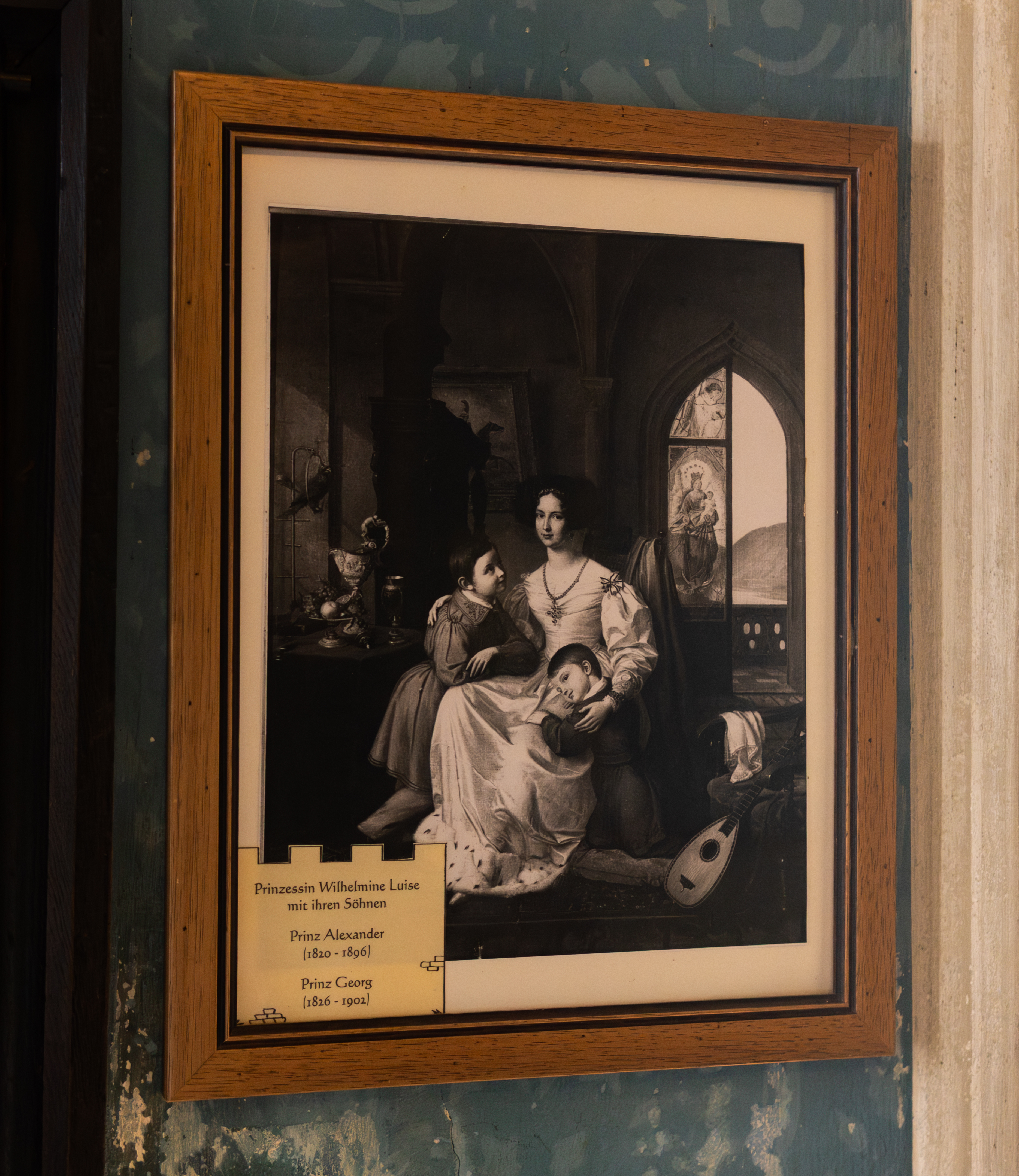 Porträtfoto von Prinzessin Wilhelmine Luise mit ihren Söhnen, gerahmt an alter Wand