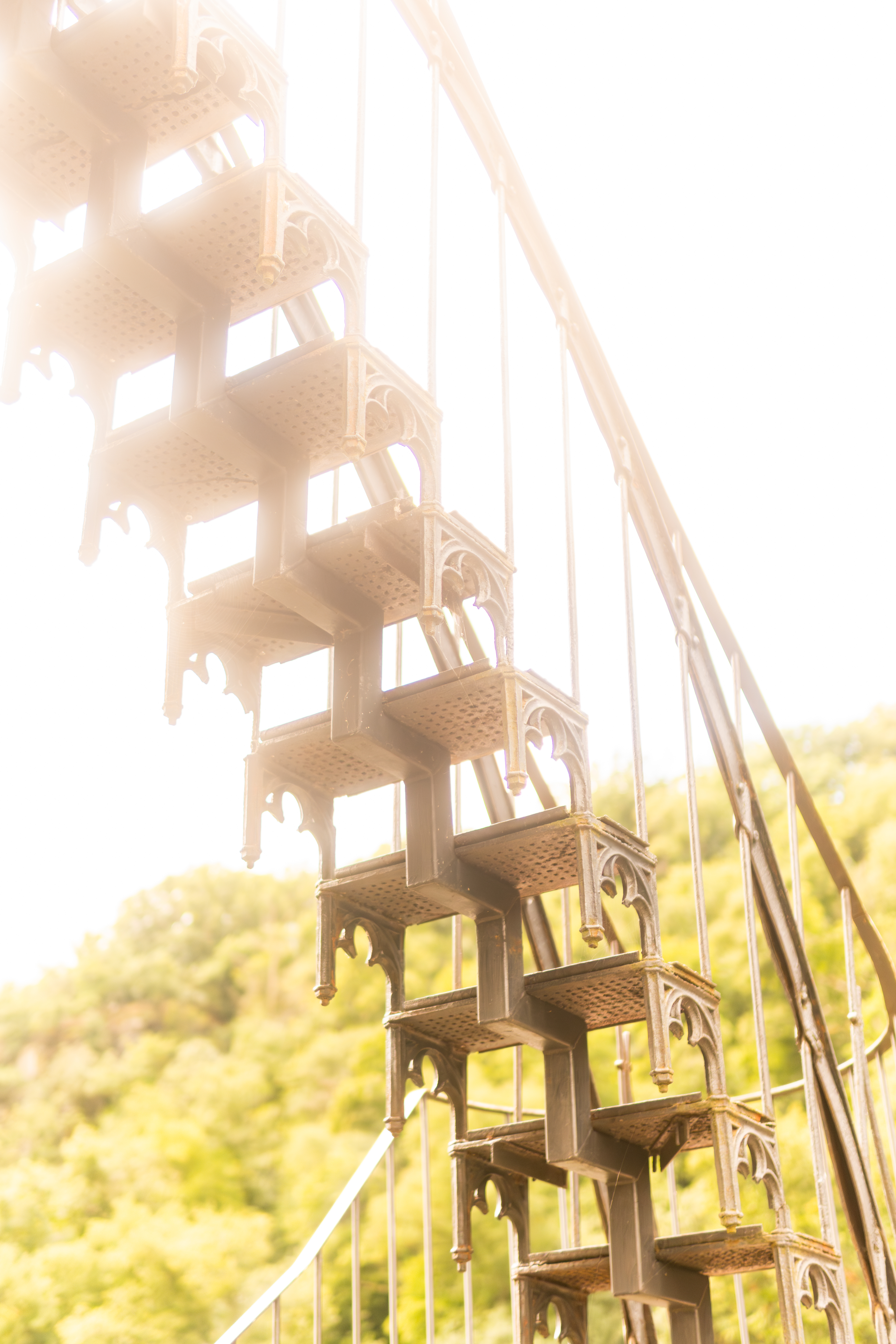 Überbelichtete Wendeltreppe, die sich scheinbar in den Himmel windet