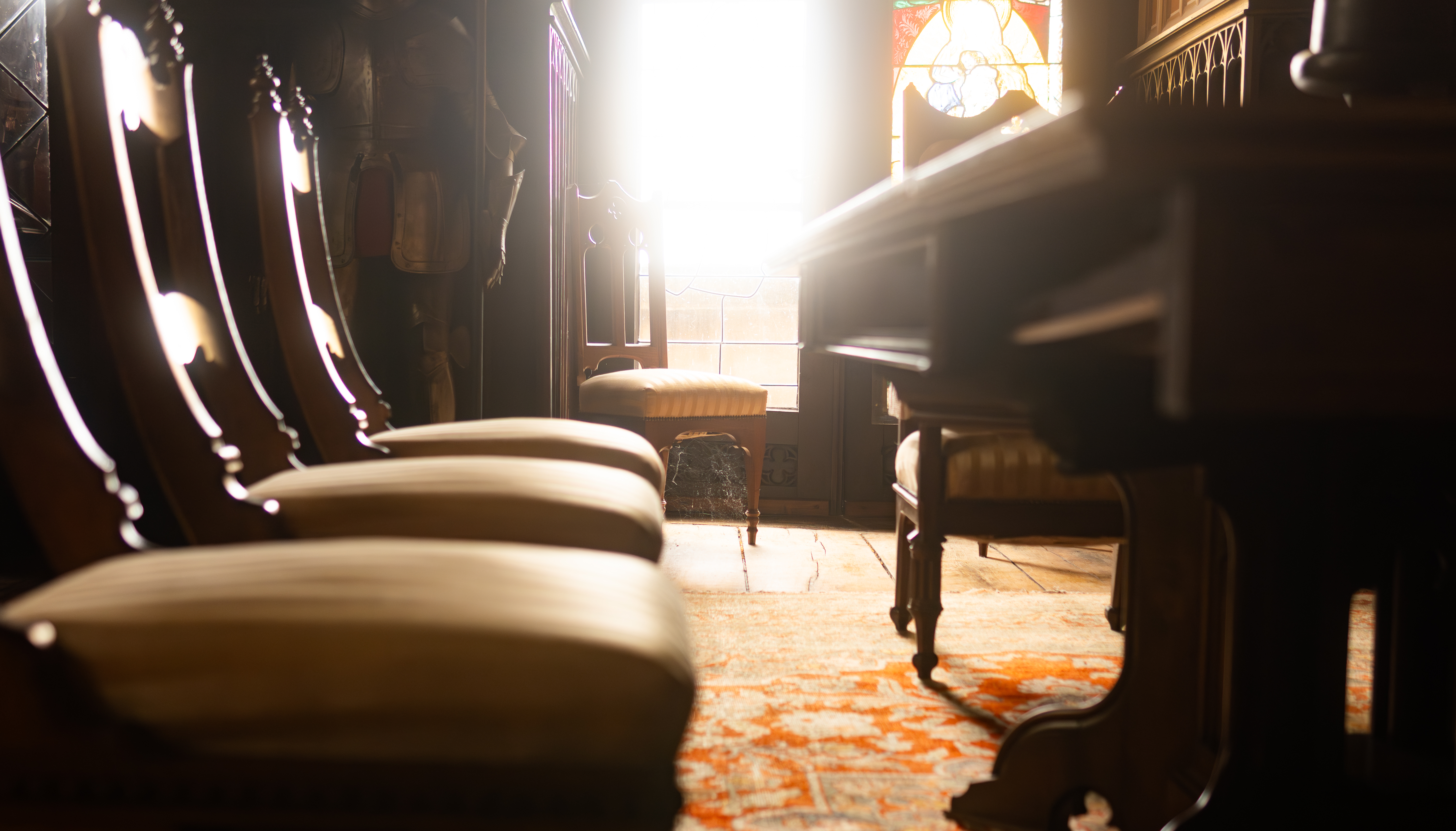 Leerer Esstisch mit umgestellten Stühlen, Spinnenweben, diffuse Beleuchtung