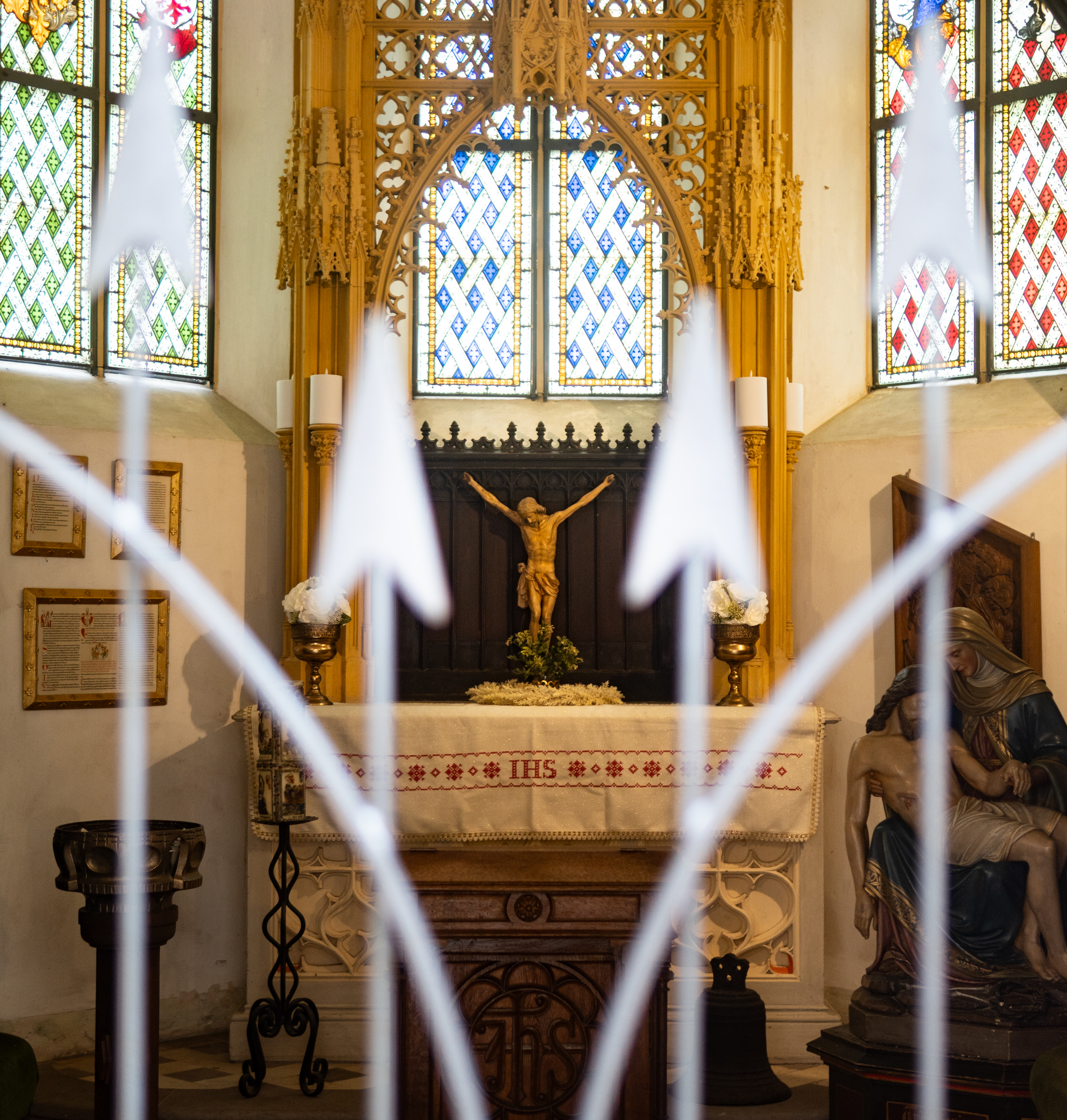 Kruzifix mit Jesusfigur, still, von weichem Licht getroffen